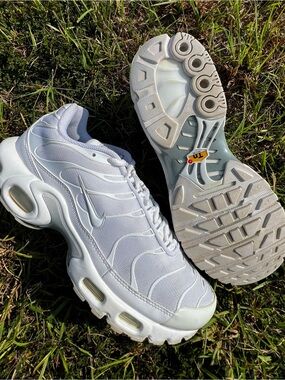 CLEAN Nike size 9.5 Mens Air Max Plus White Platinum shoes